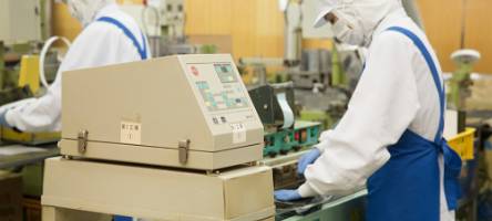 探知機による検査で異物混入をシャットアウト